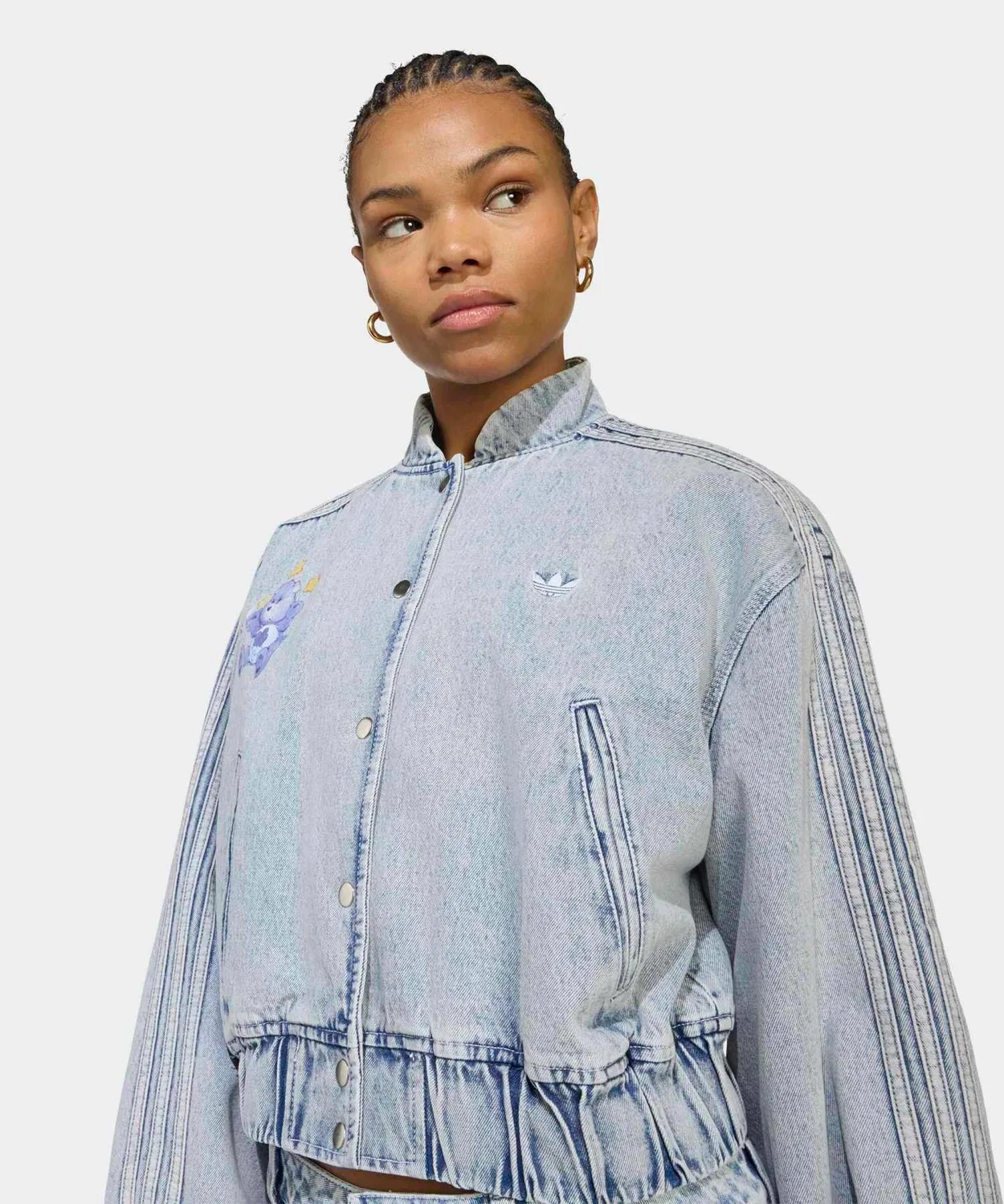 Женская джинсовая куртка-бомбер оверсайз с принтом Care Bears Adidas Originals, Blue — фото 4