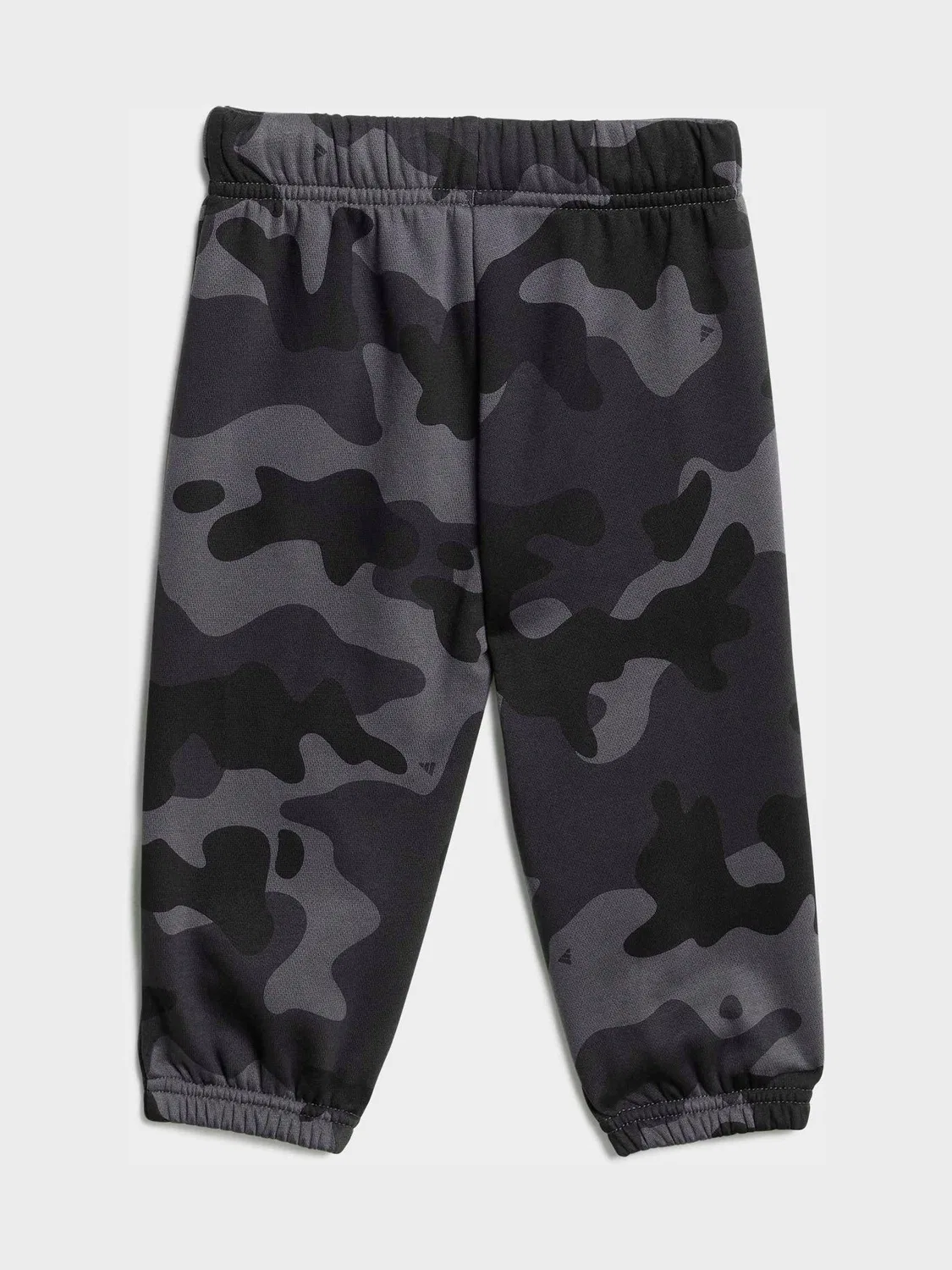 Детский спортивный костюм adidas Black Ground Essentials из флиса с камуфляжным принтом, черный — фото 4