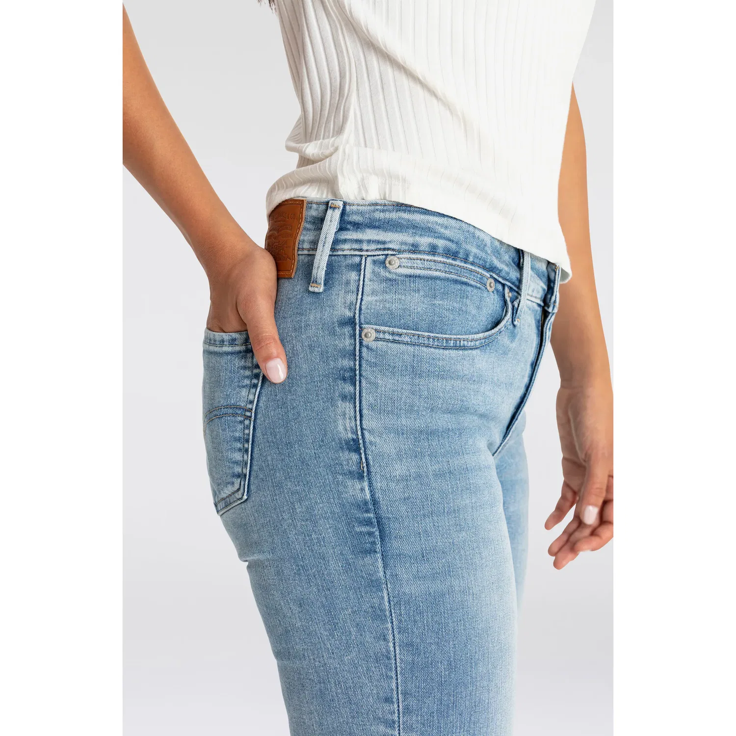 Женские джинсы с зауженным кроем Levi's, Blue Wave Light — фото 3
