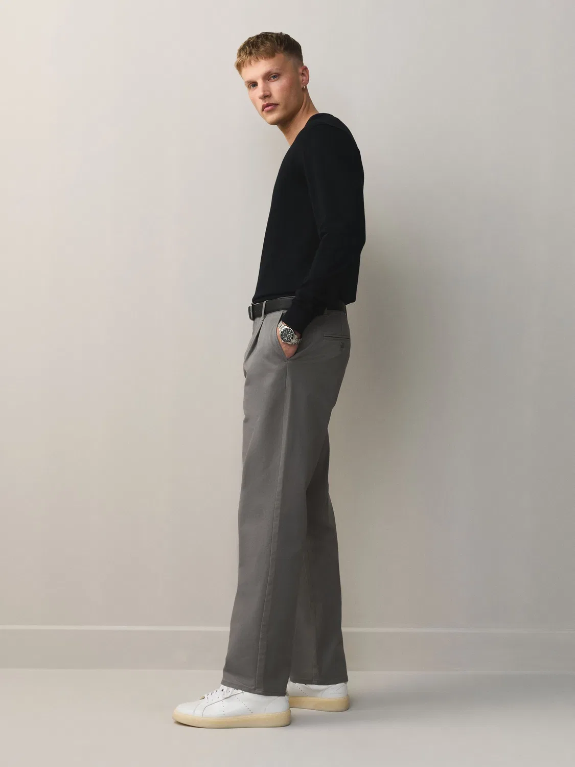Чиносы Regular Tapered Fit, одноплечие Next, светло-серый — фото 3