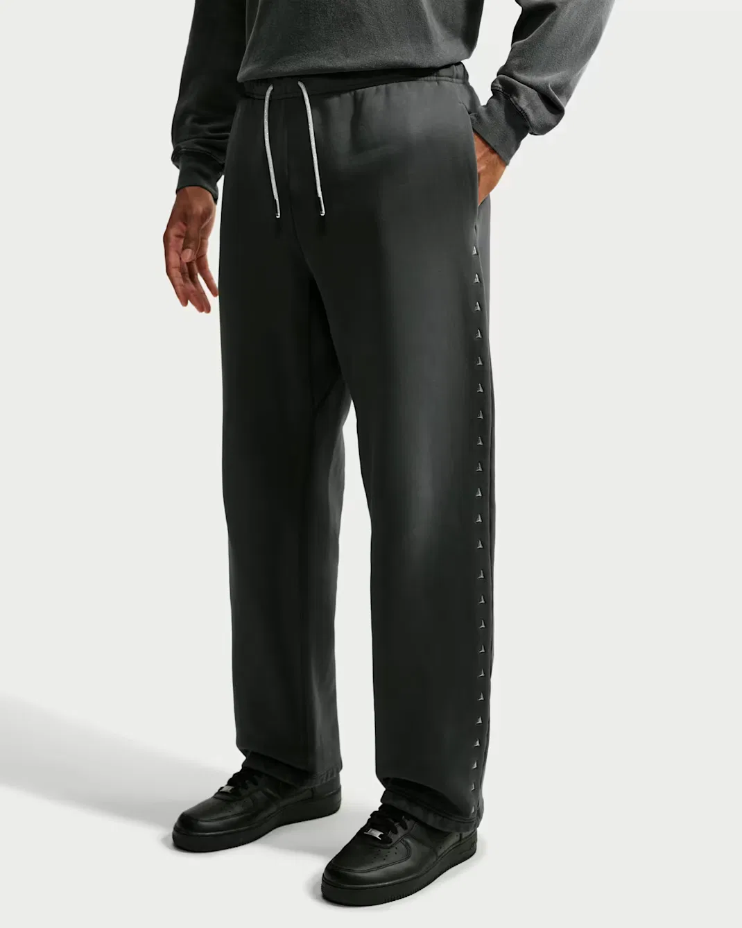 Мужские баскетбольные брюки из флиса Therma-FIT с открытым низом Ja Standard Issue Nike, Black Spruce/Ice Silver — фото 2