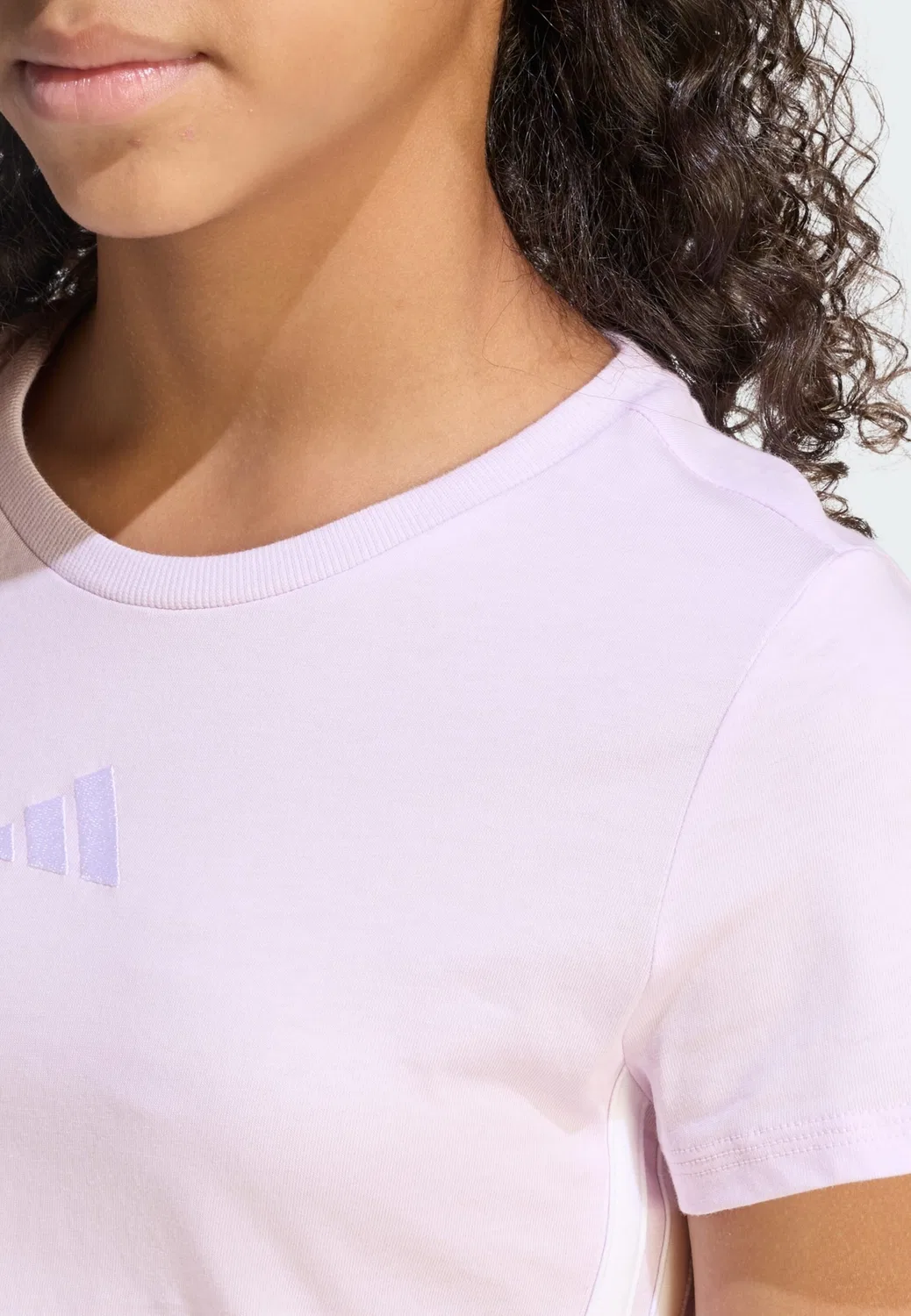 Спортивная футболка Adidas Sportswear Performance Shirt Essentials пастельно-фиолетового цвета — фото 4