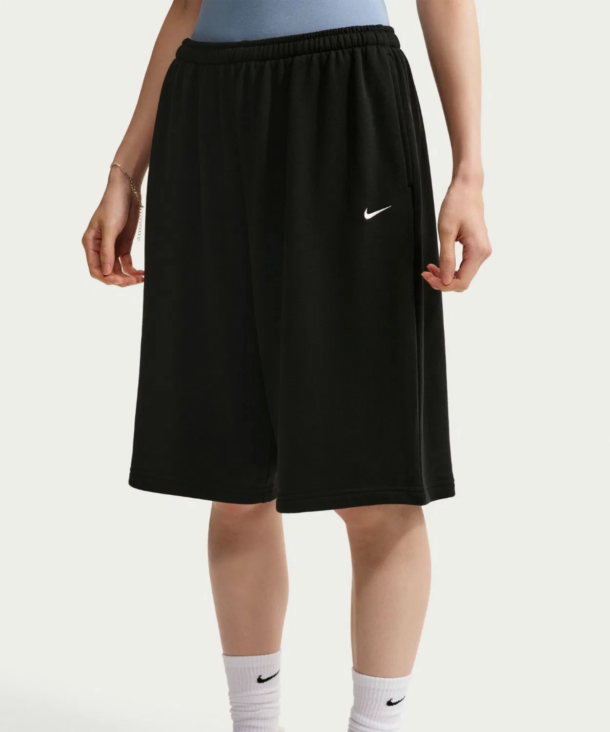 Женские шорты-бермуды оверсайз с принтом Swoosh Nike, Черный — фото 2