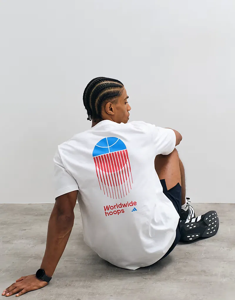 Тренировочная футболка Adidas с баскетбольным принтом на спине, белая