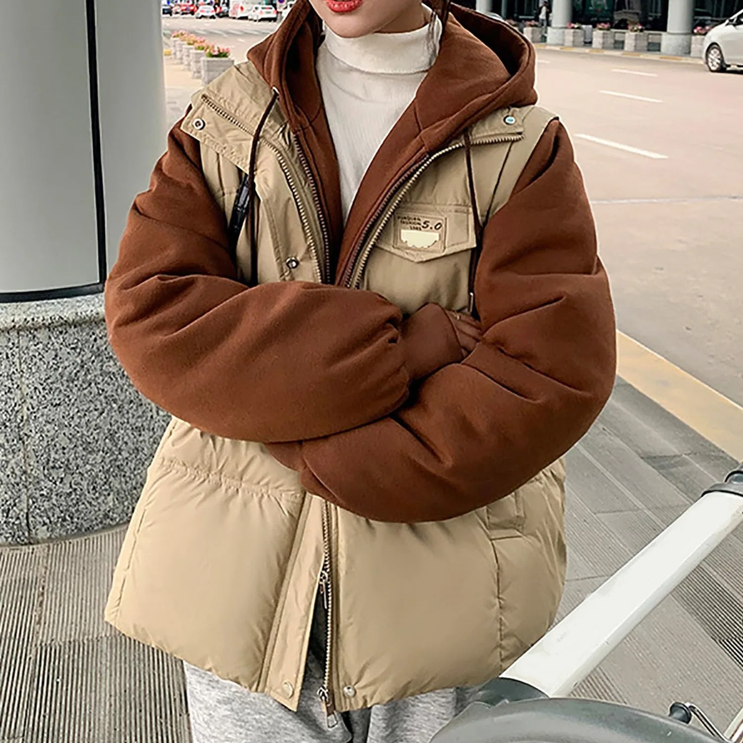 Женский утепленный жилет с капюшоном и молнией Donne Inverno Vacanza Due Breve Piumino di Cotone Gilet Sciolto Zip Felpa Con Cappuccio Donna Moda, cachi — фото 3