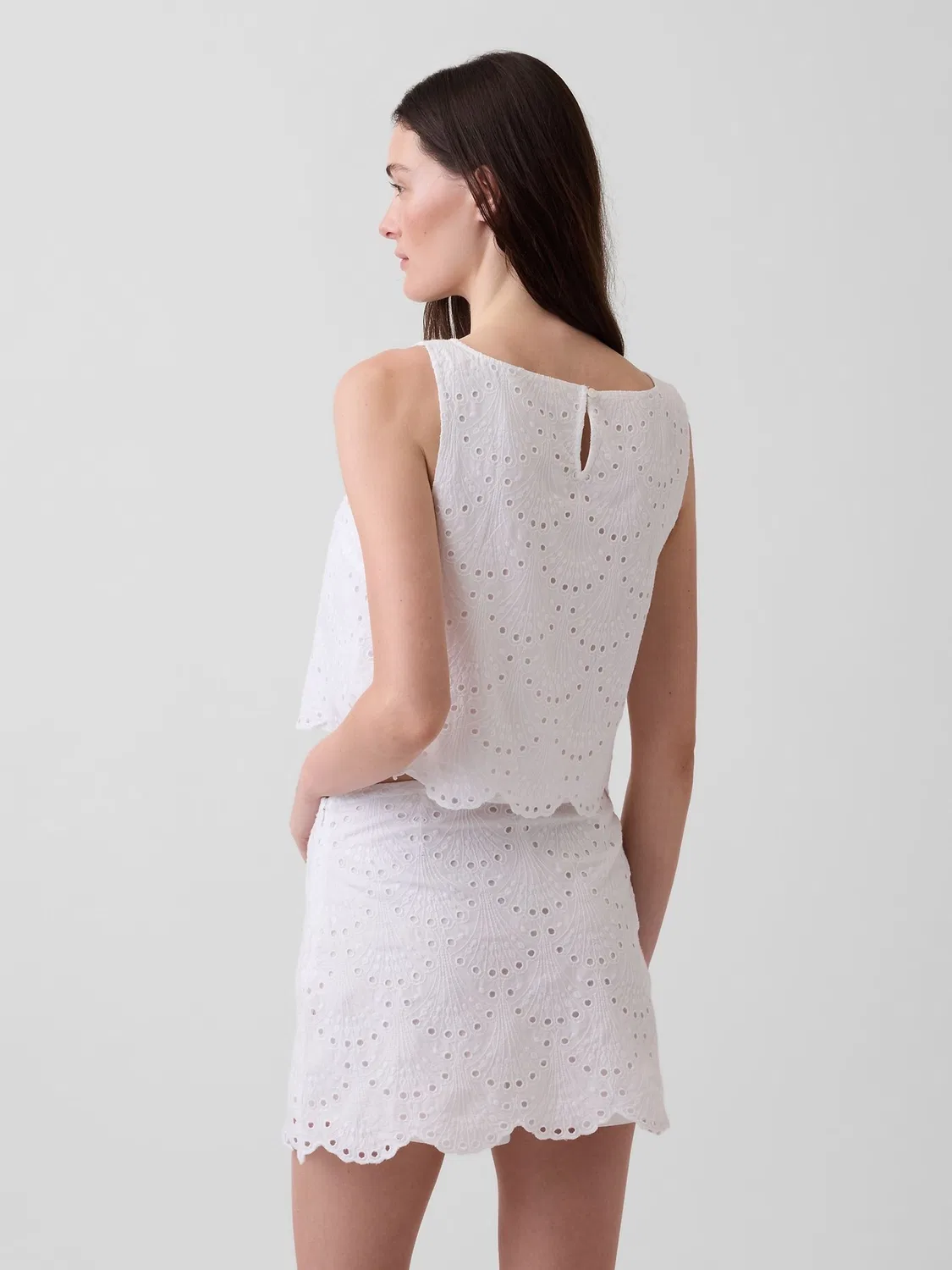 Топ-жилет Gap White Eyelet Crop Shell, белый — фото 2