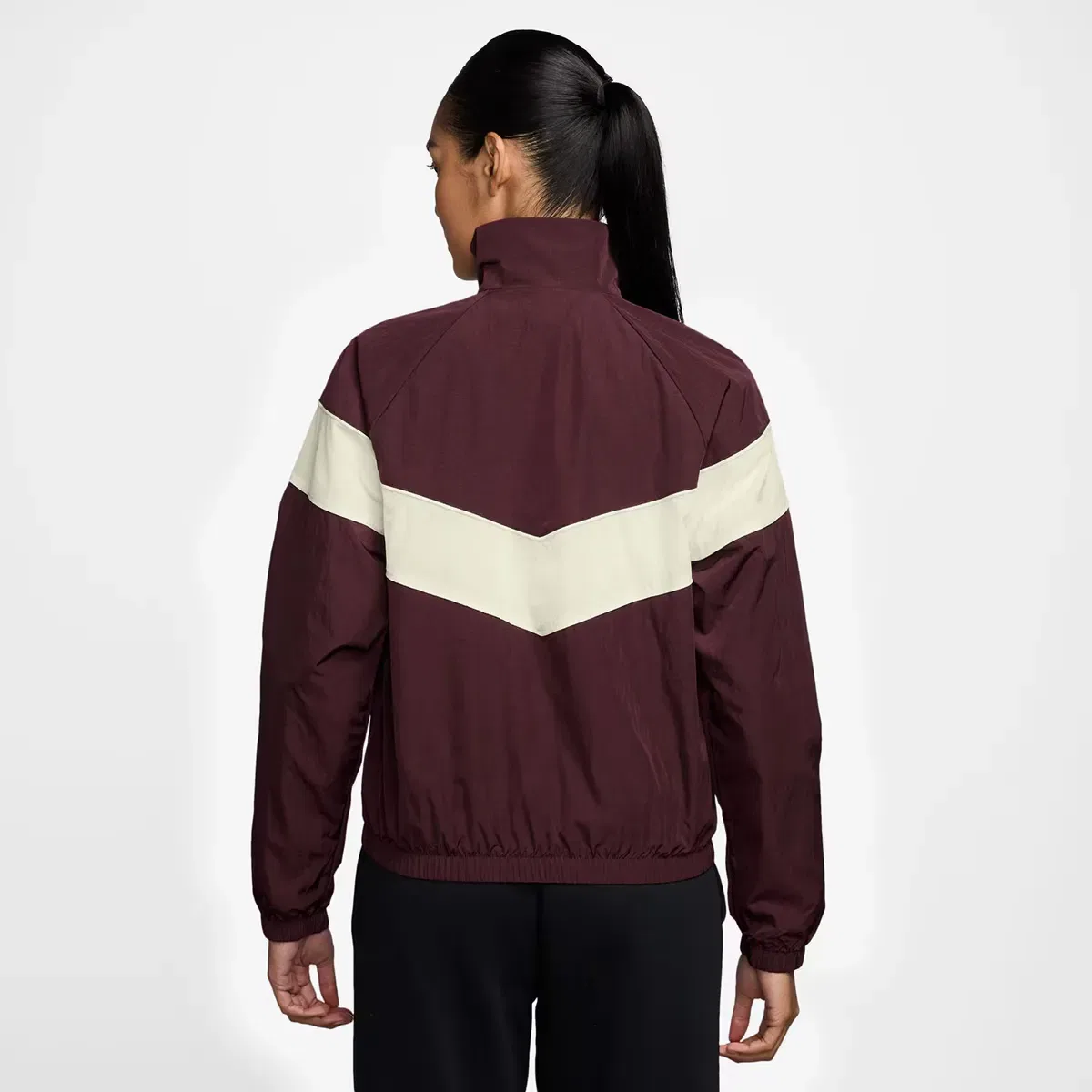 Женская куртка Windrunner Nike, Burdeos — фото 2