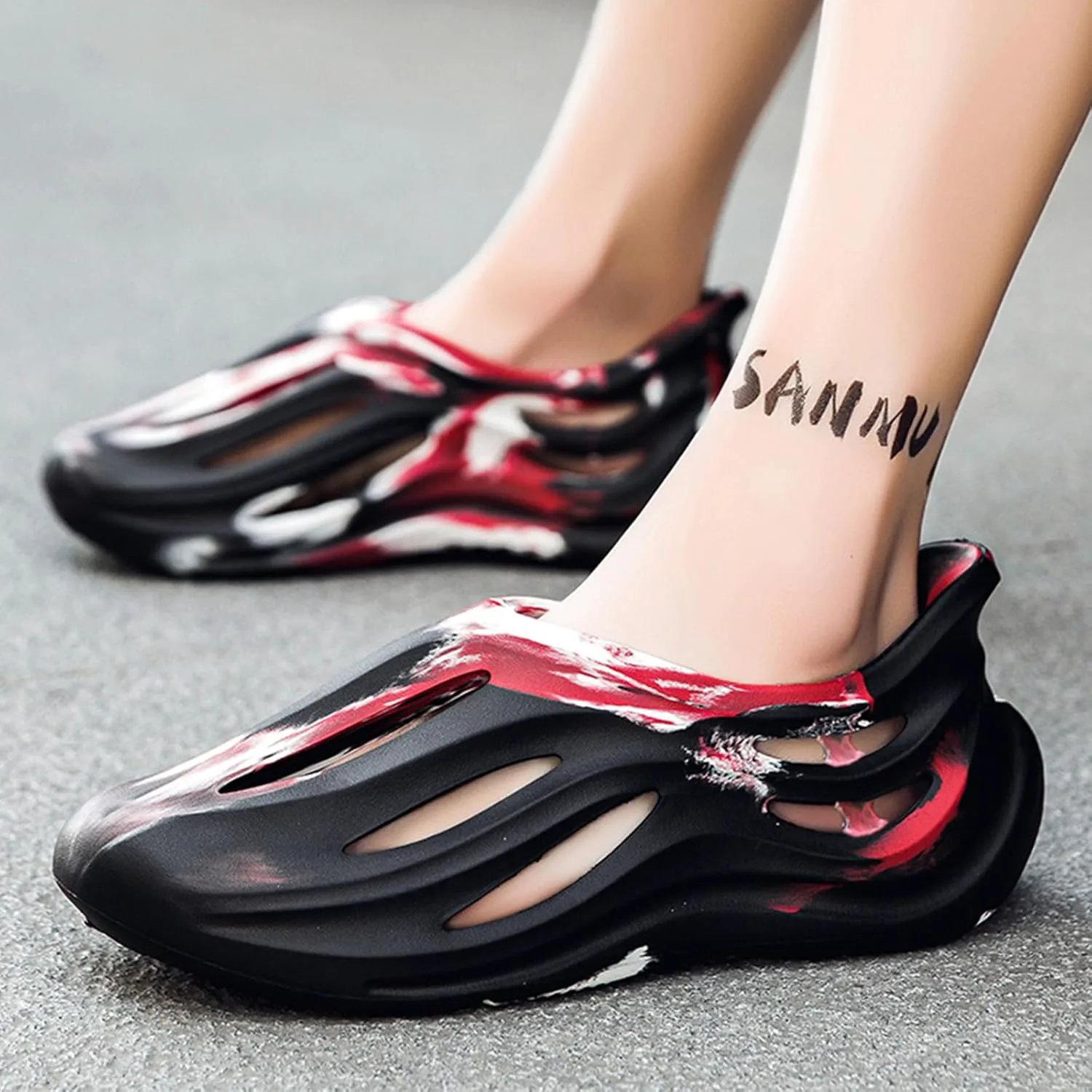 Кроссовки Foam Runner для мужчин и женщин, без шнурков, с вырезами, в стиле Foam Runner, легкие, долговечные, из EVA, дышащие, мягкие тапочки-облака для мужчин и женщин INKUIL, черный/красный — фото 2