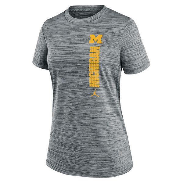 Женская серая футболка michigan wolverines sideline velocity dri-fit Nike — фото 3