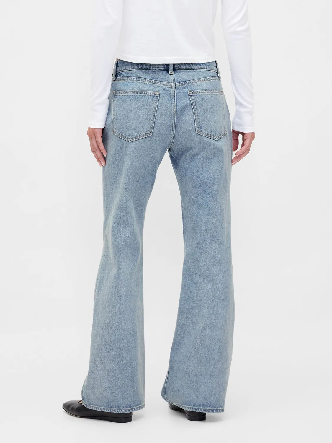 Джинсы клеш Relaxed Flare Gap, Light Wash — фото 2