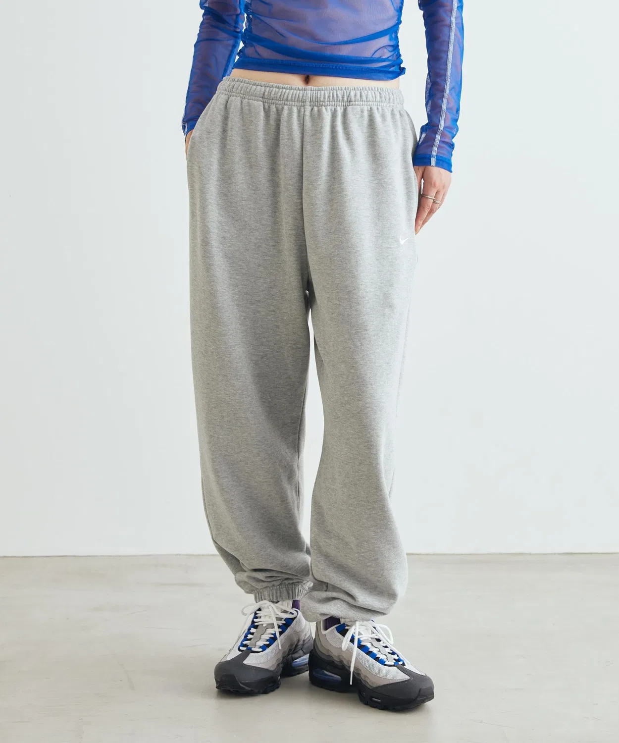 Женские широкие штаны из легкого флиса с брендовым логотипом Nike Studio Fleece Lightweight Oversized High-Rise Cuffed Pants, Dark Grey Heather