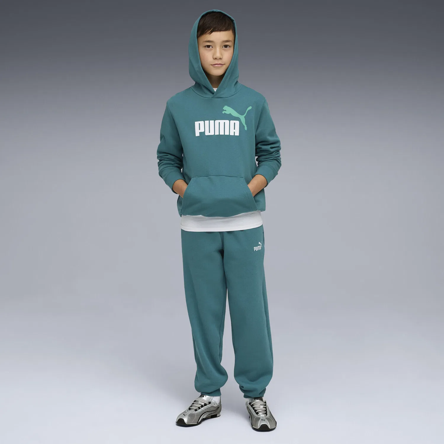 Детские спортивные штаны из флиса с принтом ESS No. 1 Logo Puma, Smaragdgrun Granitgrun — фото 4