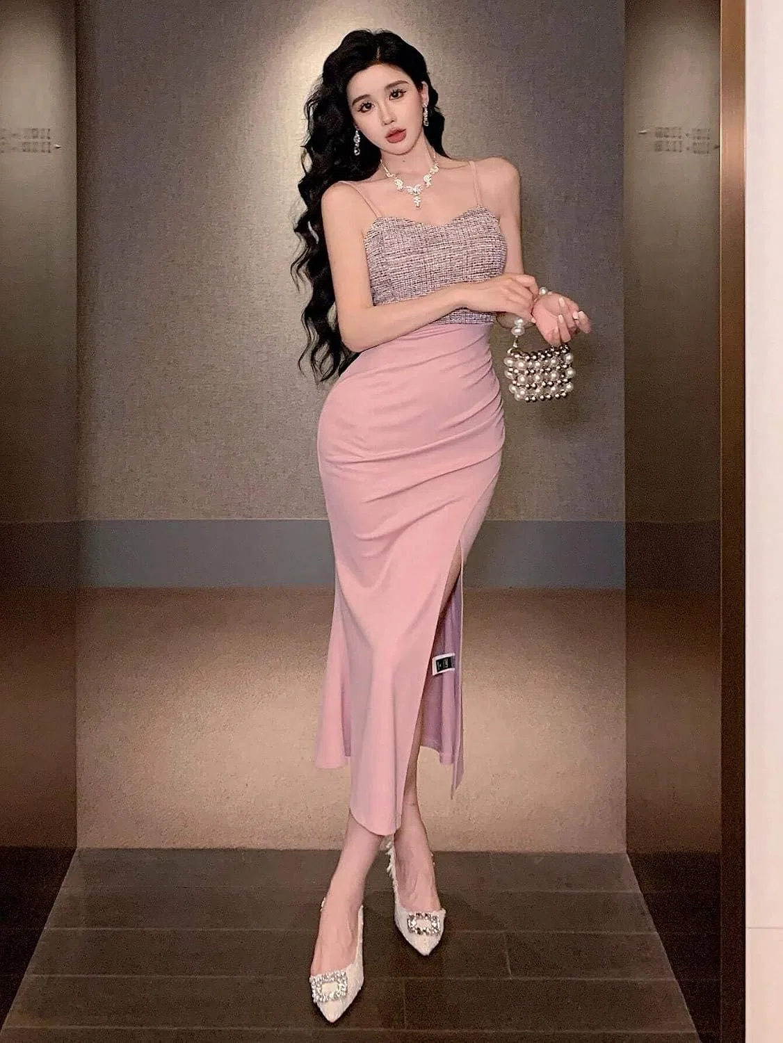 Женское элегантное длинное платье на бретелях с разрезом, Pink — фото 2