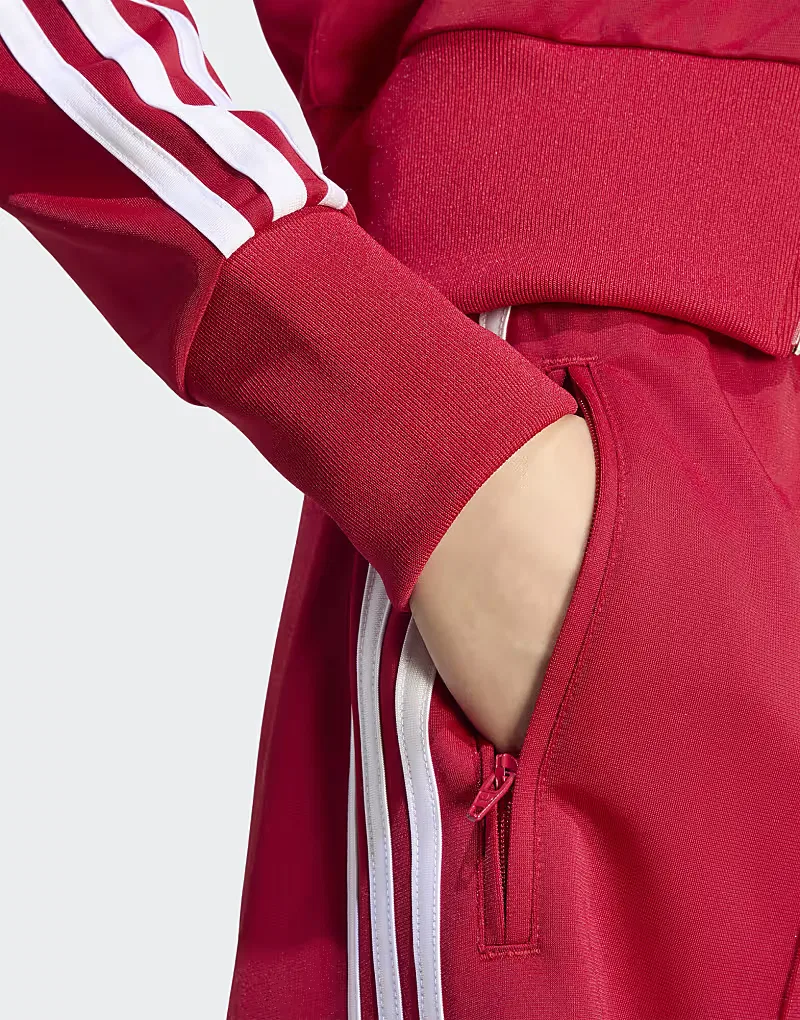 Классические шорты Adidas Originals Firebird в красно-белой расцветке, символизирующей победу команды — фото 3