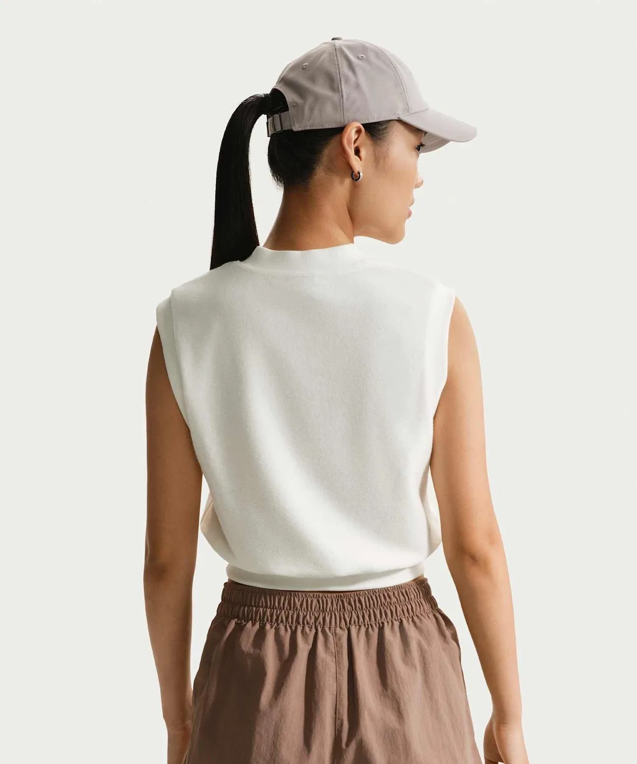 Женский топ-безрукавка из футера с V-образным вырезом Nike Sportswear Chill Terry, Cream — фото 3