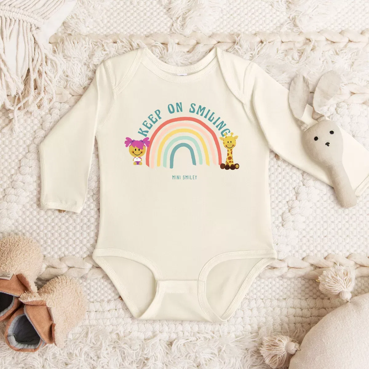 Детский боди-комбинезон с длинным рукавом с принтом Mini Smiley Keep On Smiling Rainbow The Juniper Shop, Natural — фото 3