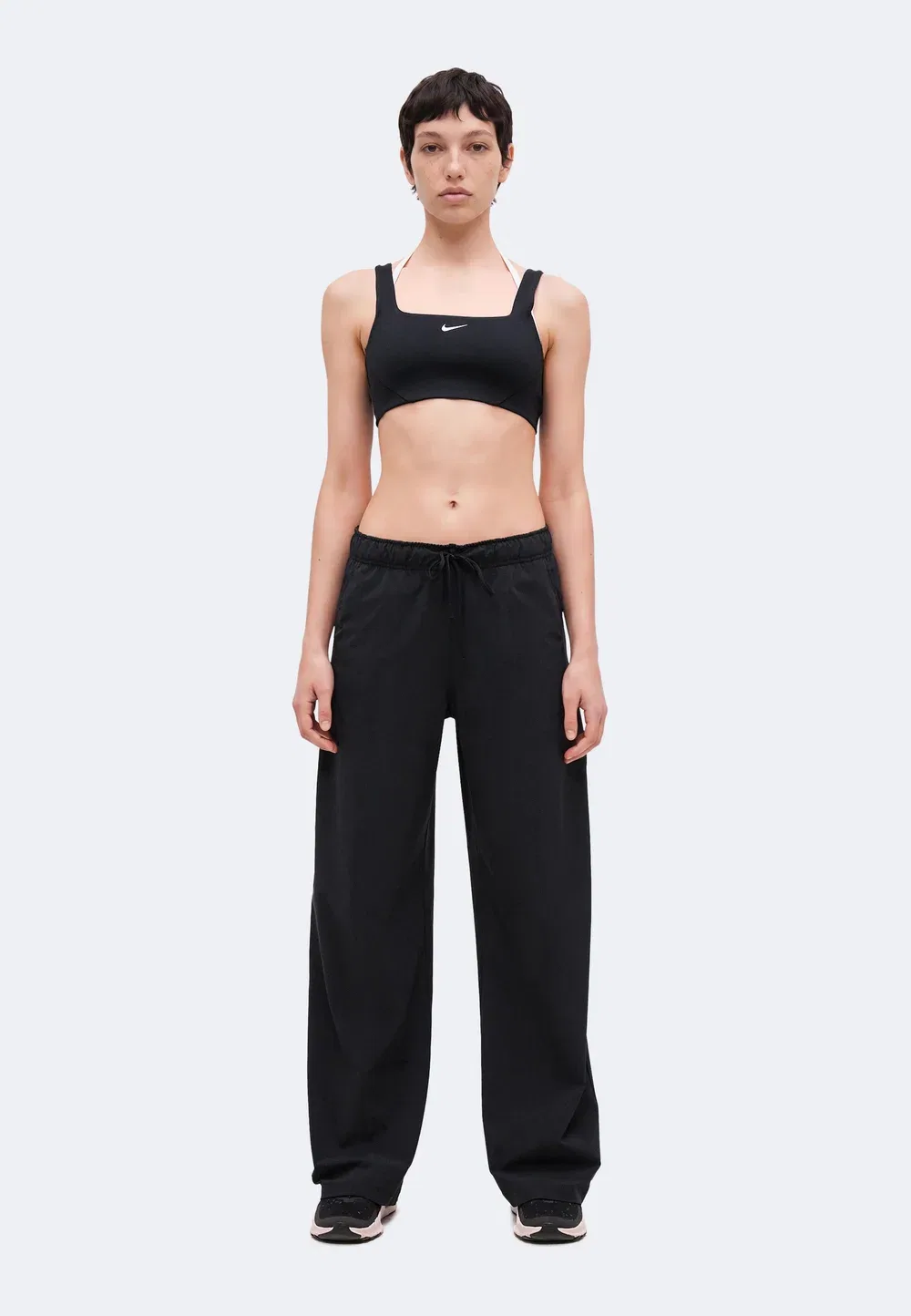 Одна широкая штанина - спортивные штаны Nike Performance, Black/White — фото 2