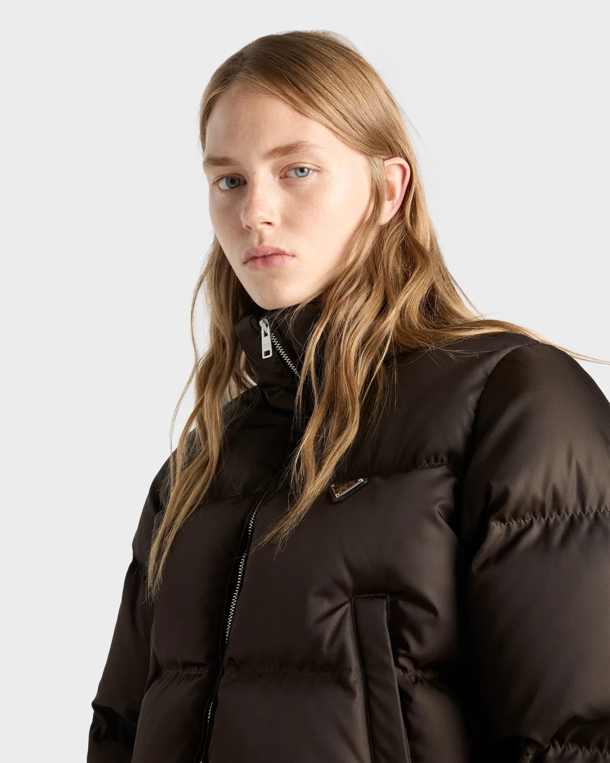 Укороченный пуховик из переработанного нейлона Prada, коричневый — фото 4