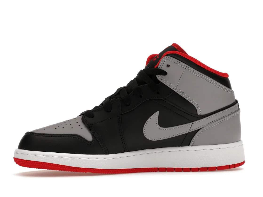 Детские кроссовки Lifestyle с перфорированным носком Jordan 1 Mid Jordan, Black/Fire Red/White/Cement Grey — фото 3