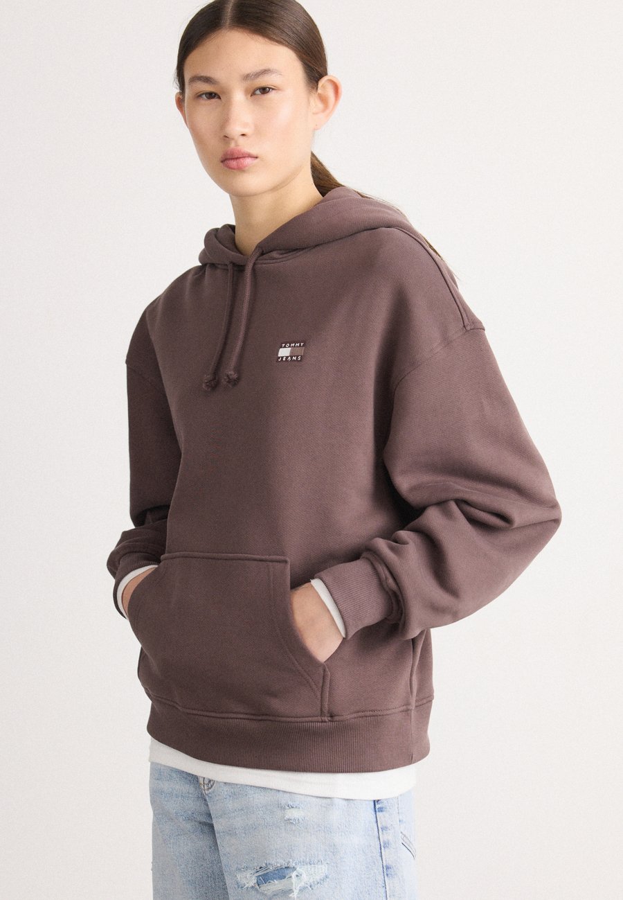 

Толстовка Tommy Jeans BADGE HOODIE, Black Walnut/Taupe, Черный, Толстовка Tommy Jeans BADGE HOODIE, Black Walnut/Taupe