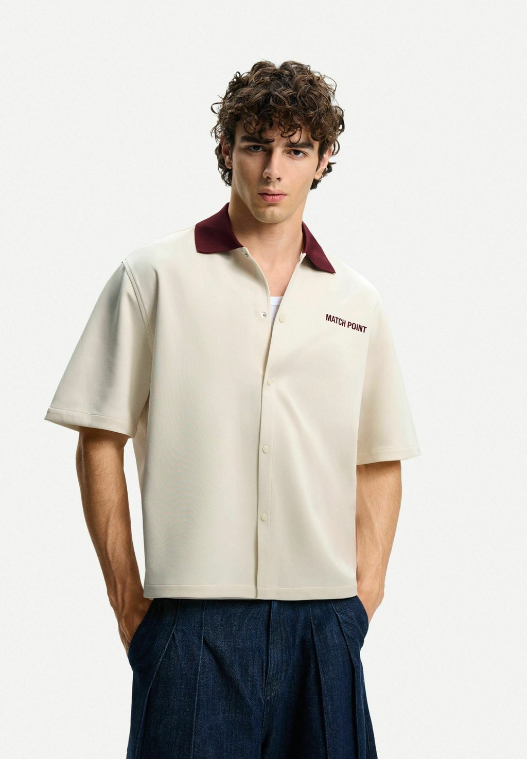 

Рубашка EMBROIDERED SHORT SLEEVE BOXY FIT Bershka, белый