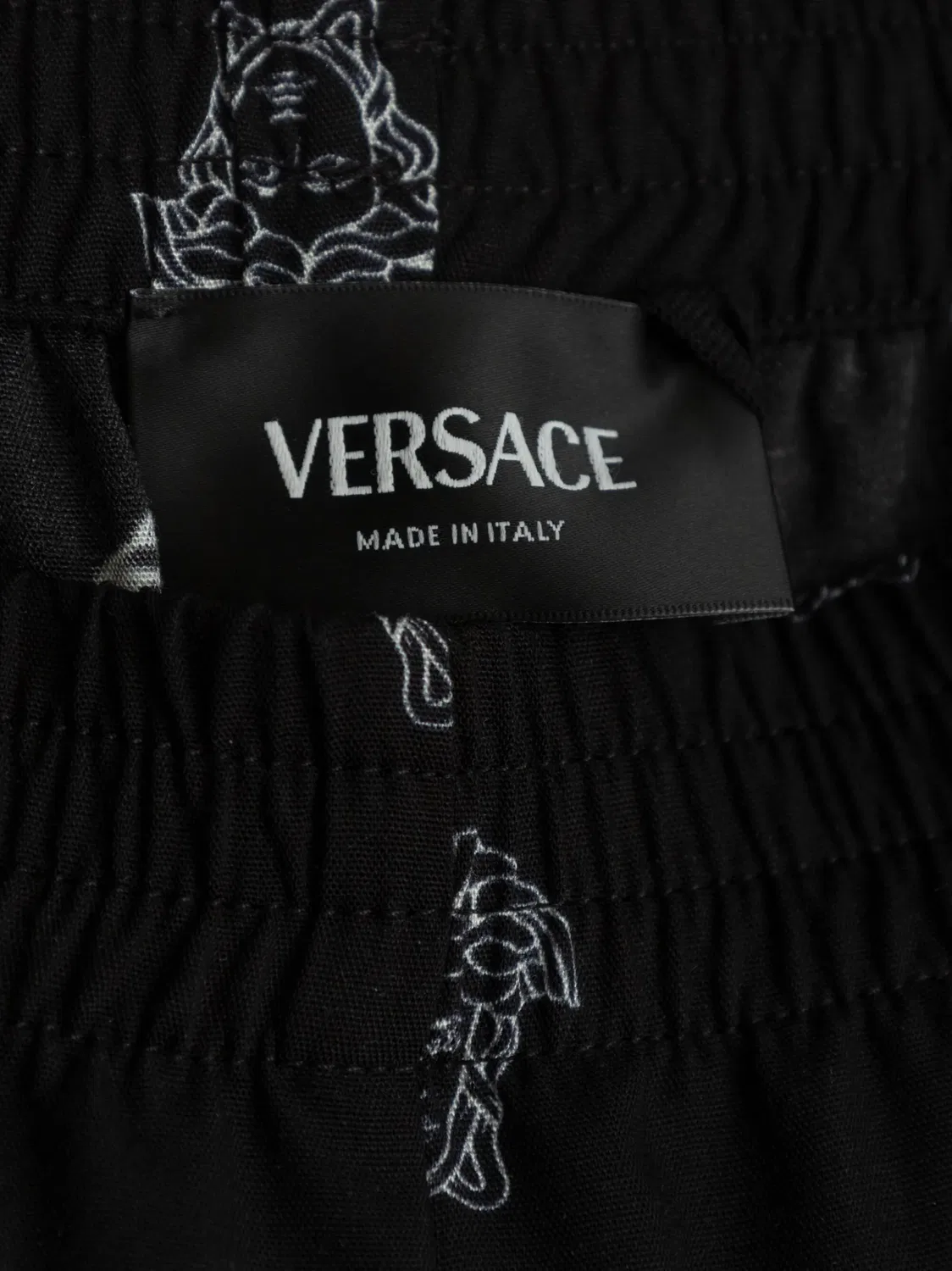 Versace Шорты из вискозы черного цвета для мальчиков — фото 2
