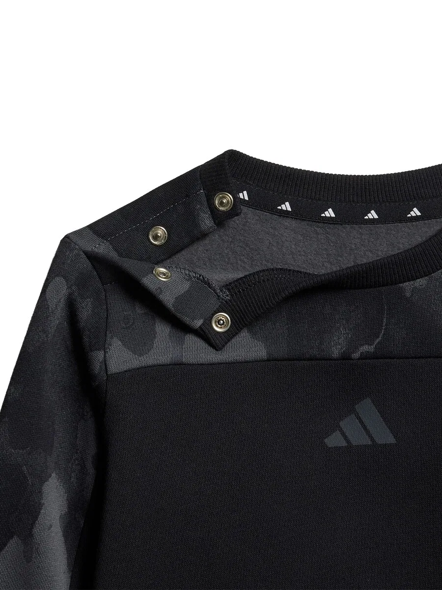 Спортивный костюм ADIDAS SPORTSWEAR 'Seasonal Essentials Camo Fleece Jogger' черного цвета — фото 2