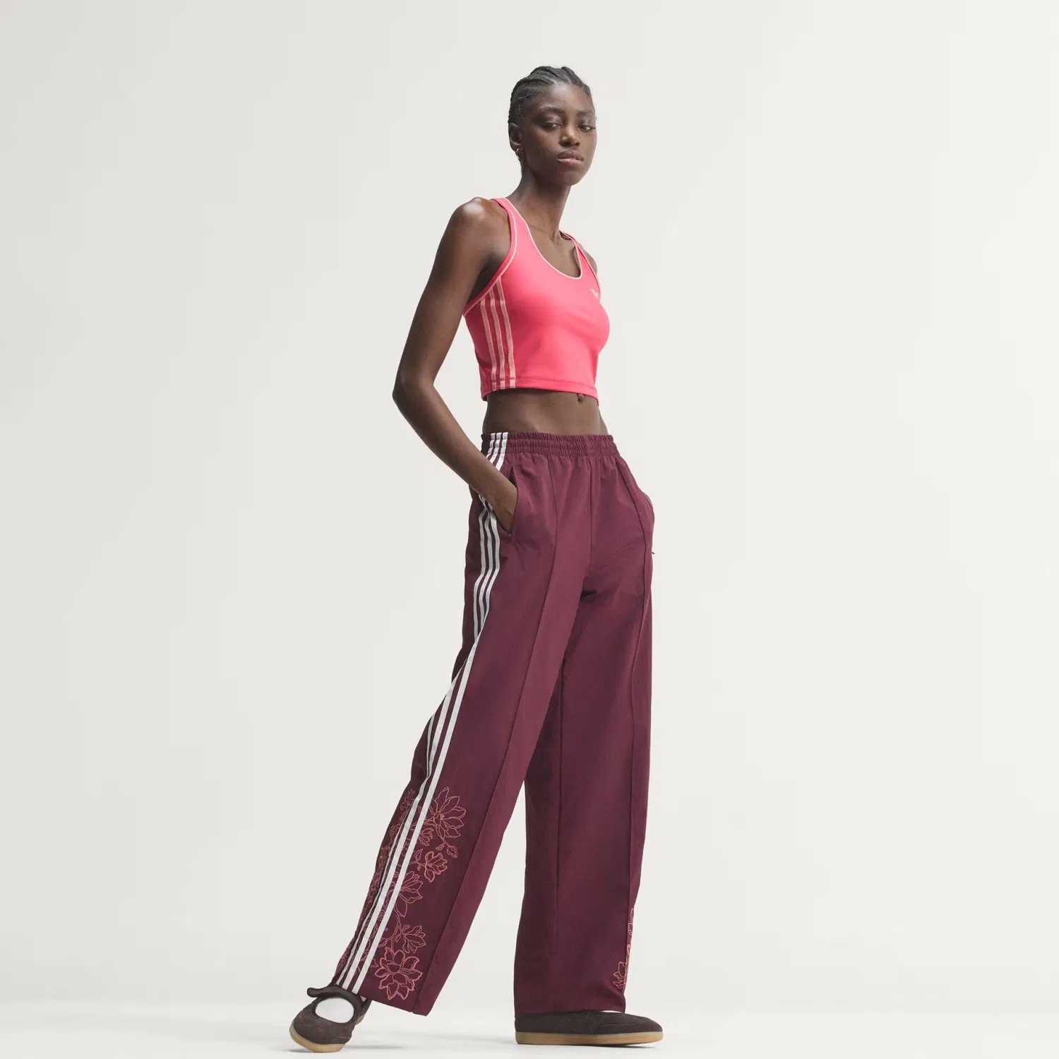 Женские спортивные брюки с цветочным принтом Floral GFX Firebird Loose Track Pant Adidas Originals, бордовый