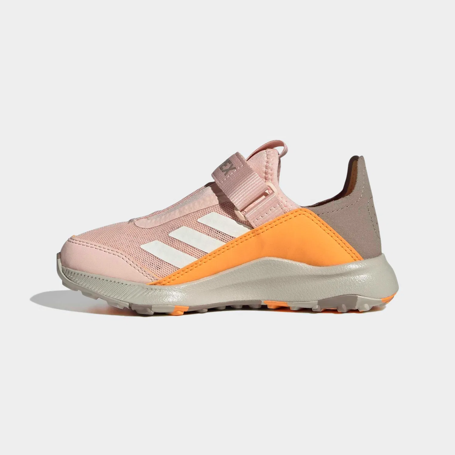 Детские кроссовки для активного отдыха Voyager 21 Slip-On Travel Adidas TERREX, Blush Pink/Off White/Pure Tangerine — фото 3