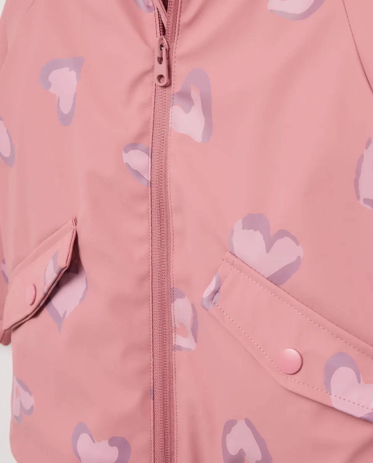 Детское пальто для девочек с принтом Chubasquero engomado all over print mini mancha animal en forma de corazón Kids El Corte Inglés, Rosa — фото 2