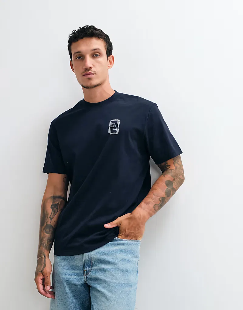 Классическая футболка Lacoste с графическим логотипом и принтом на спине, темно-синий — фото 2