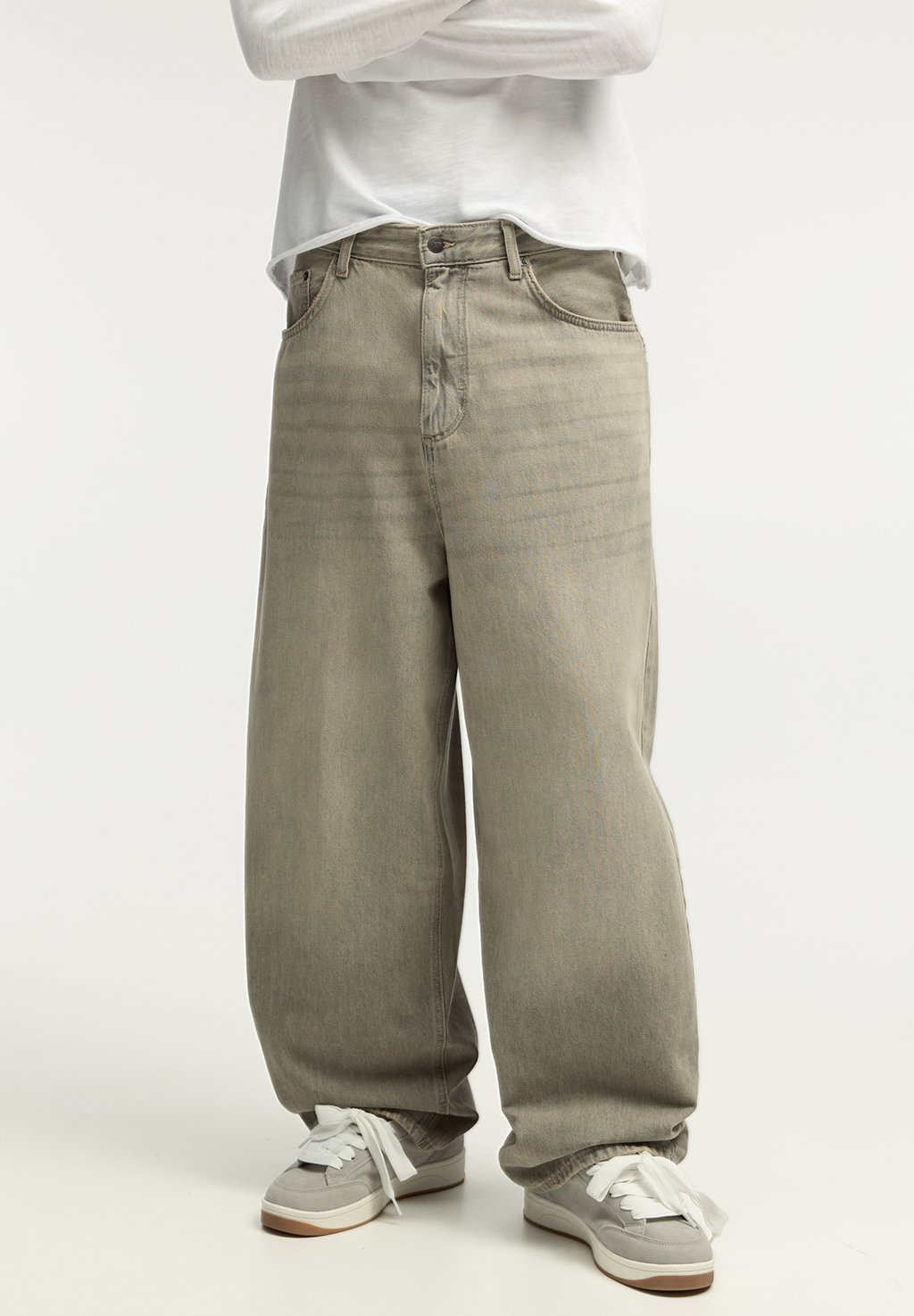 

Джинсы свободного кроя SUPER BAGGY WASHED FINISH PULL&BEAR, светло-серый