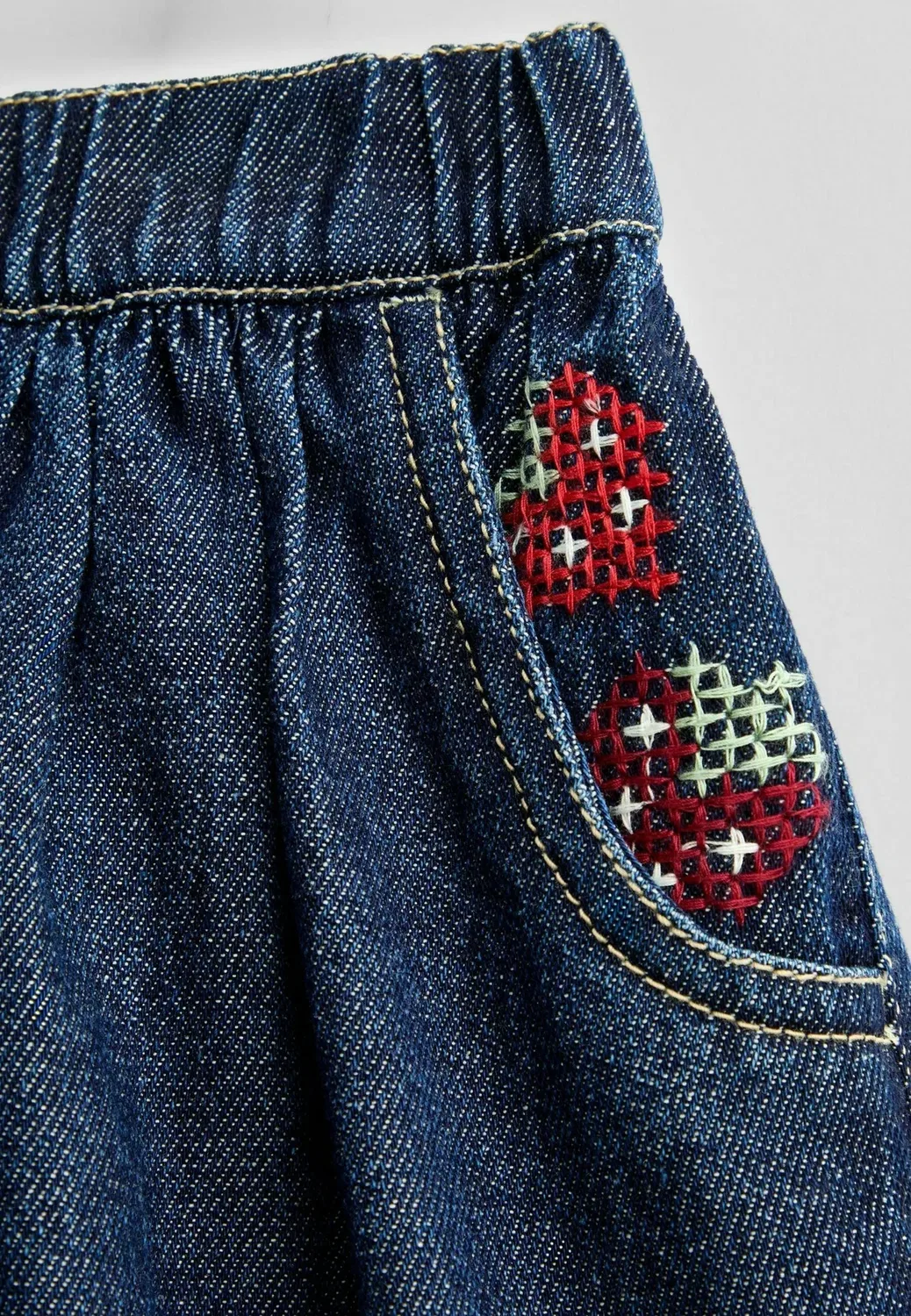 Джинсовая юбка с вышивкой крестиком - юбка А-силуэта Jojo Maman Bébé, Denim Blue Strawberry — фото 3
