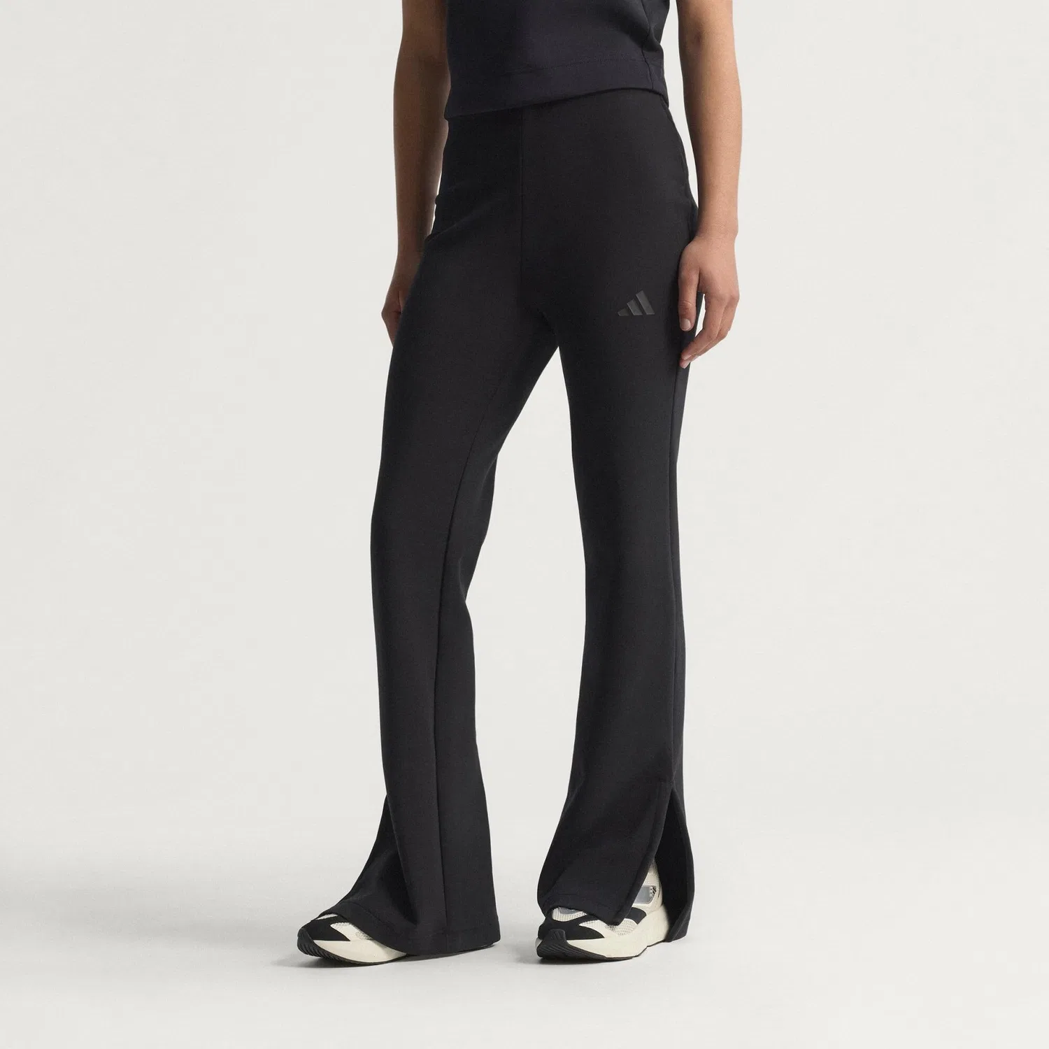 Женские брюки-клеш из мягкого флиса Adidas Soft Lux, Schwarz — фото 3