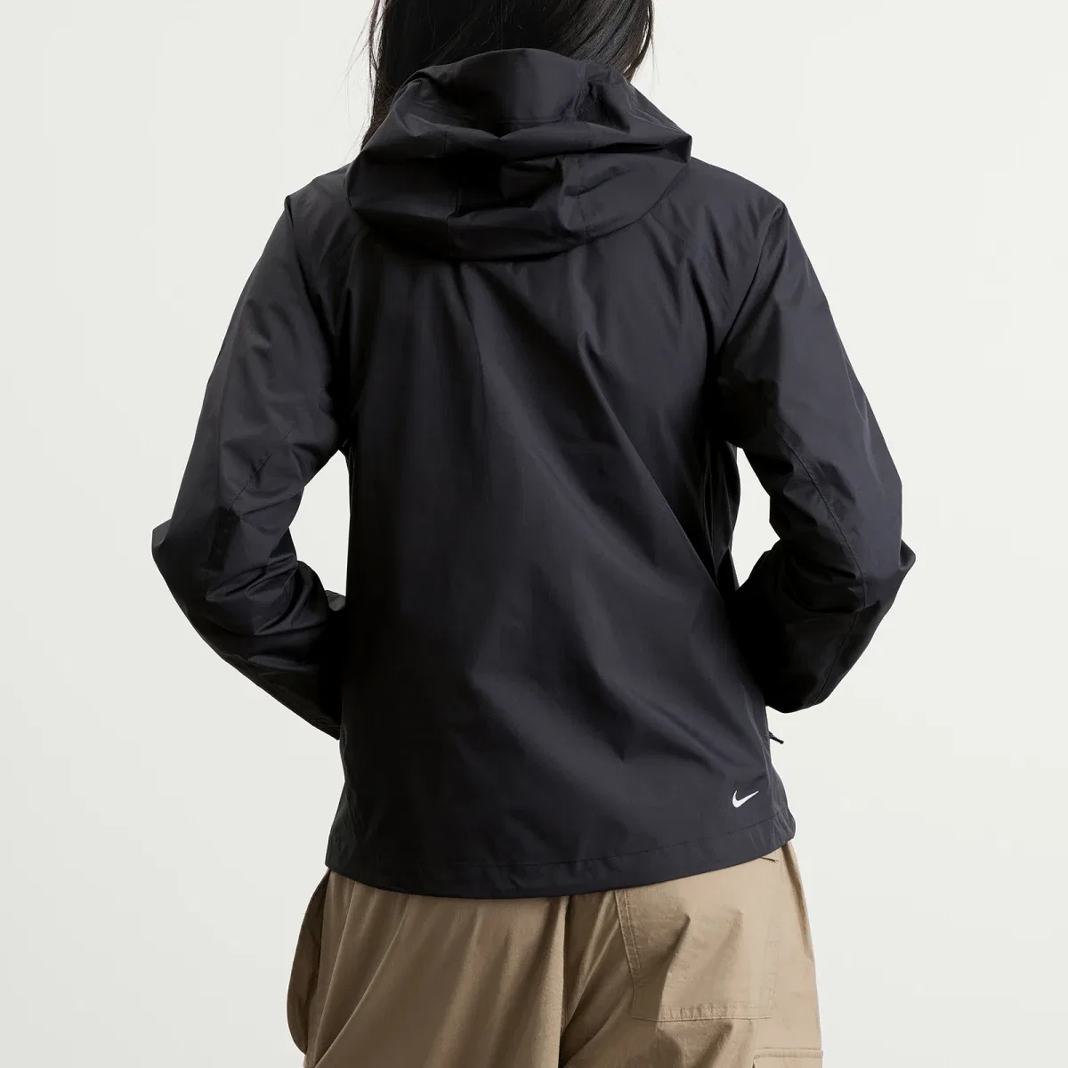 Женская ветрозащитная куртка Nike ACG Phantazma, Black & Summit White — фото 3