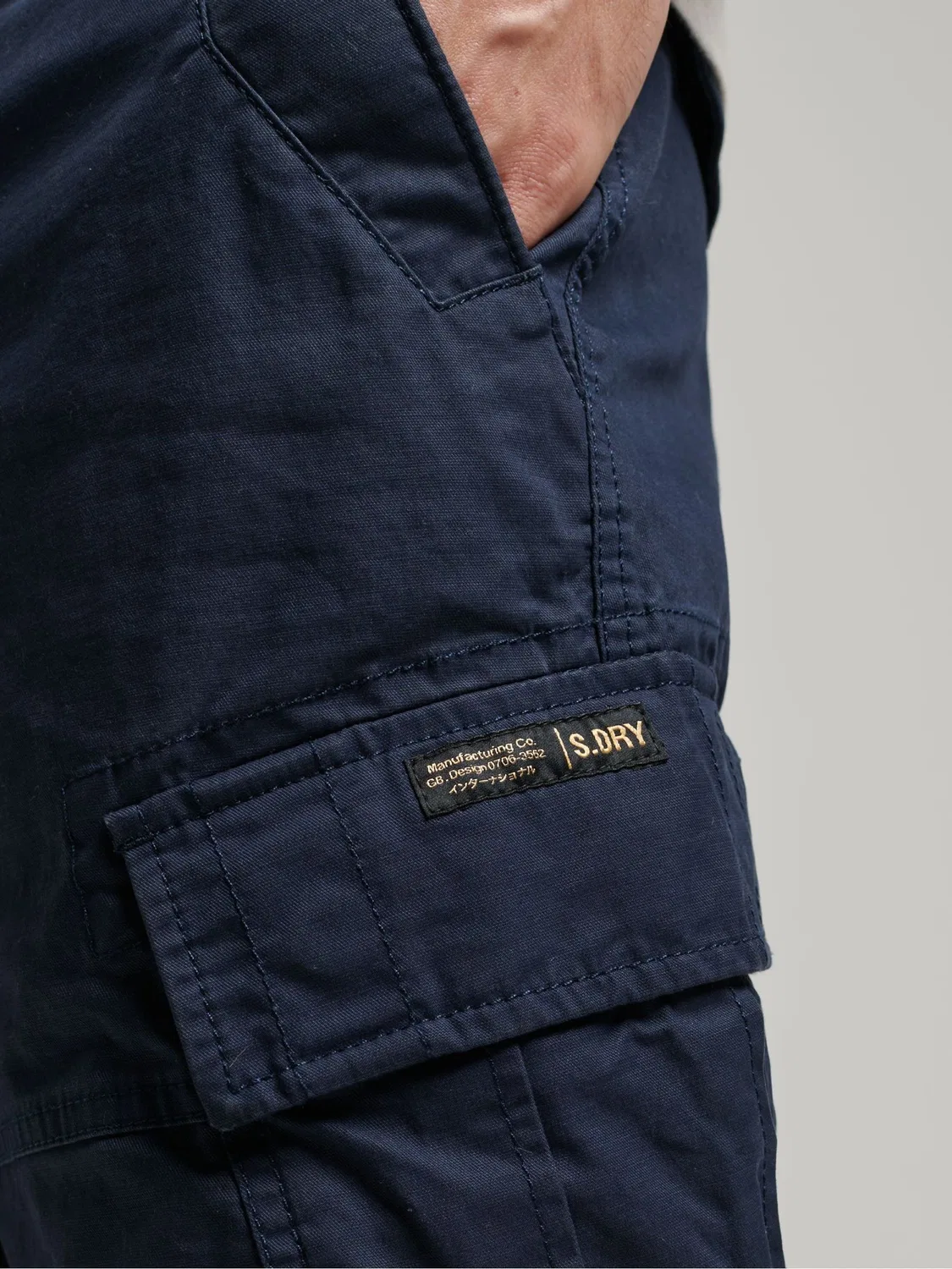 Темно-синие шорты карго Superdry Core — фото 4
