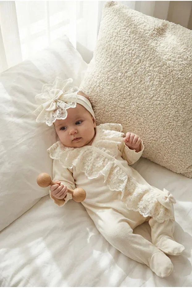 Детский комбинезон для девочек кружевной с комплектом повязки Little princess cream lace cotton interlock baby romper and hair band set Montina, Ecru