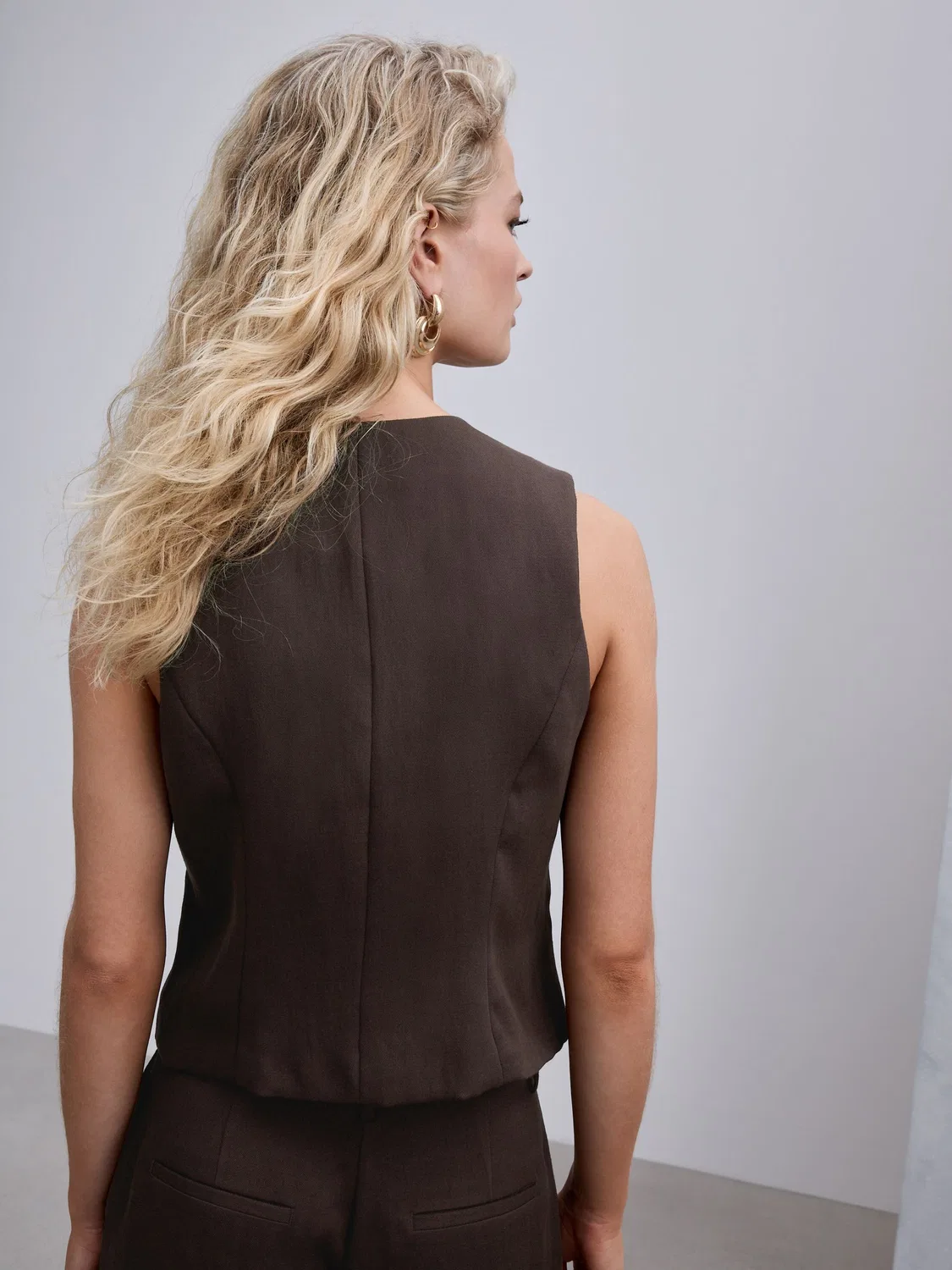 Жилет асимметричный, модель Chocolate Brown Crinkle Next, шоколадный — фото 4