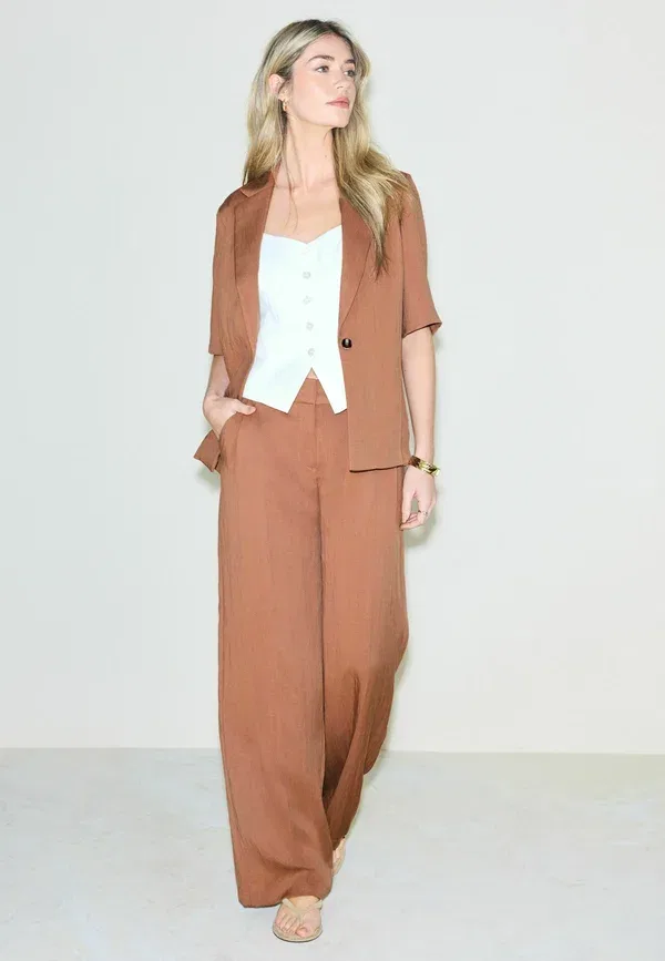 Блейзер однотонный Tall fit - relaxed crinkle short sleeve blazer Next, brown, коричневый — фото 2