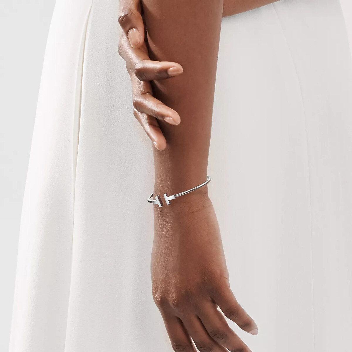 Браслет Tiffany & Co Tiffany T Narrow Wire, белое золото — фото 4