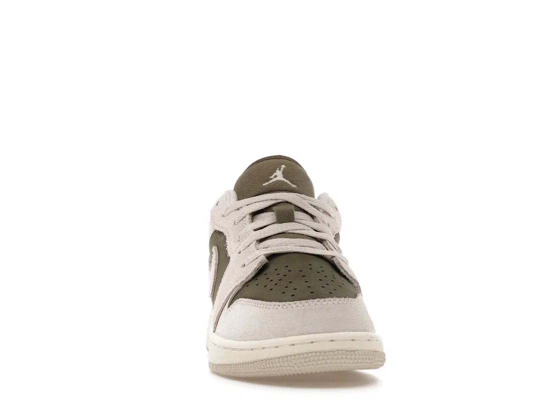 Детские кроссовки Lifestyle с принтом Jordan 1 Low SE Jordan, Medium Olive/Sail/Light Orewood Brown — фото 2