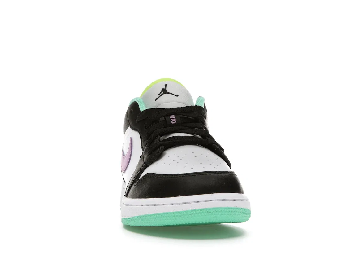 Детские кроссовки Lifestyle с перфорированным носком Jordan 1 Low Jordan, White/Black/Green Glow/Violet Shock — фото 2