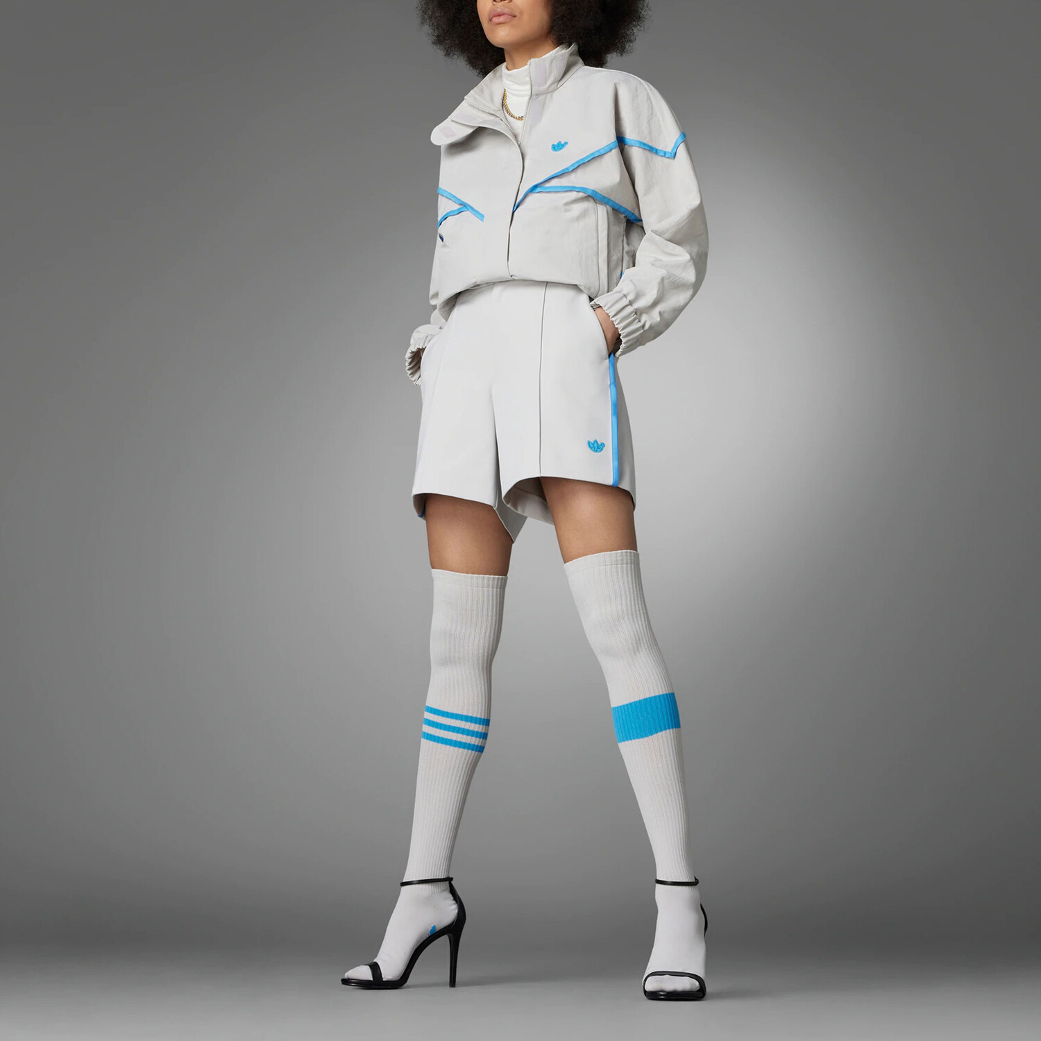 Повседневные шорты женские жемчужно-серые Adidas Originals — фото 2
