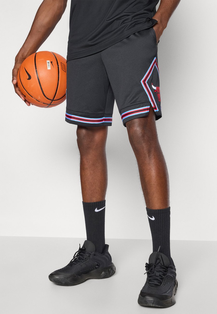 Спортивные шорты Nike Performance CHICAGO BULLS SWINGMAN SHORT CITY EDITION 25, Black/University Red/Black — фото 4