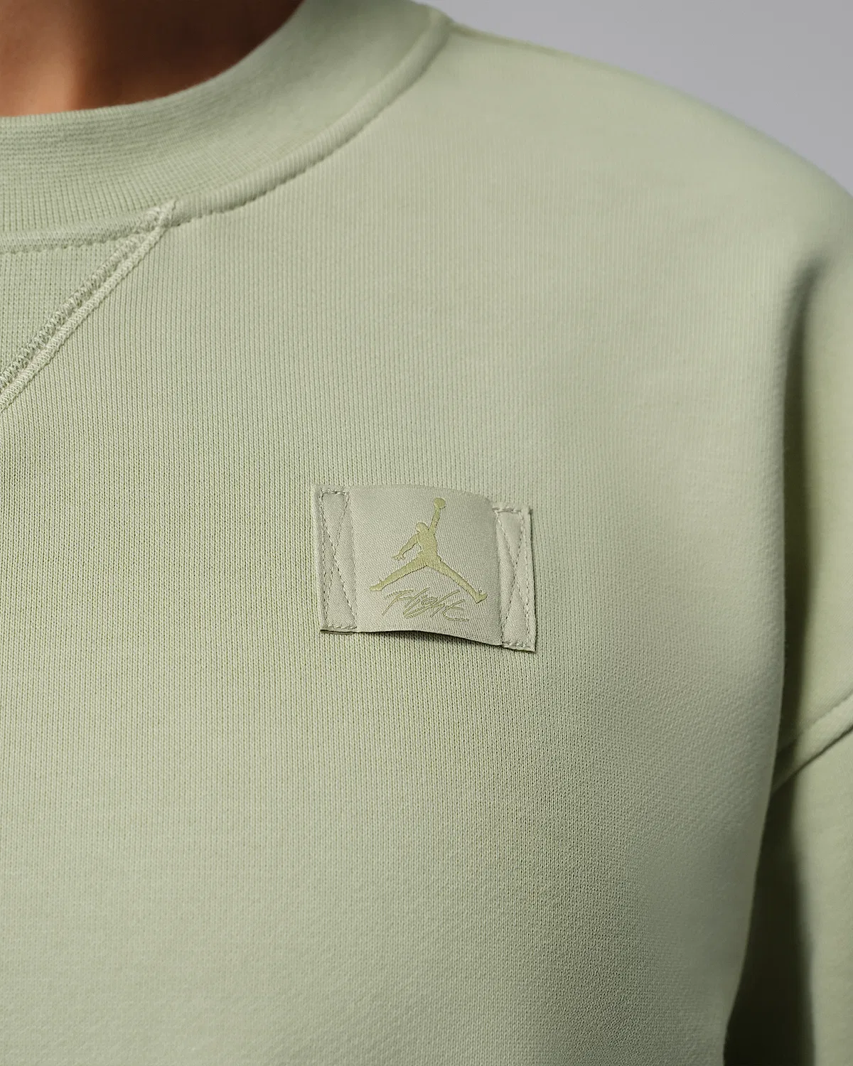 Женская укороченная толстовка с круглым вырезом Jordan Flight Fleece, Olive Aura/Lawn — фото 4