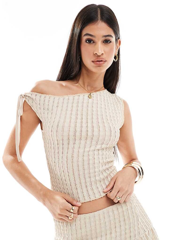

Текстурированный топ на одно плечо Miss Selfridge