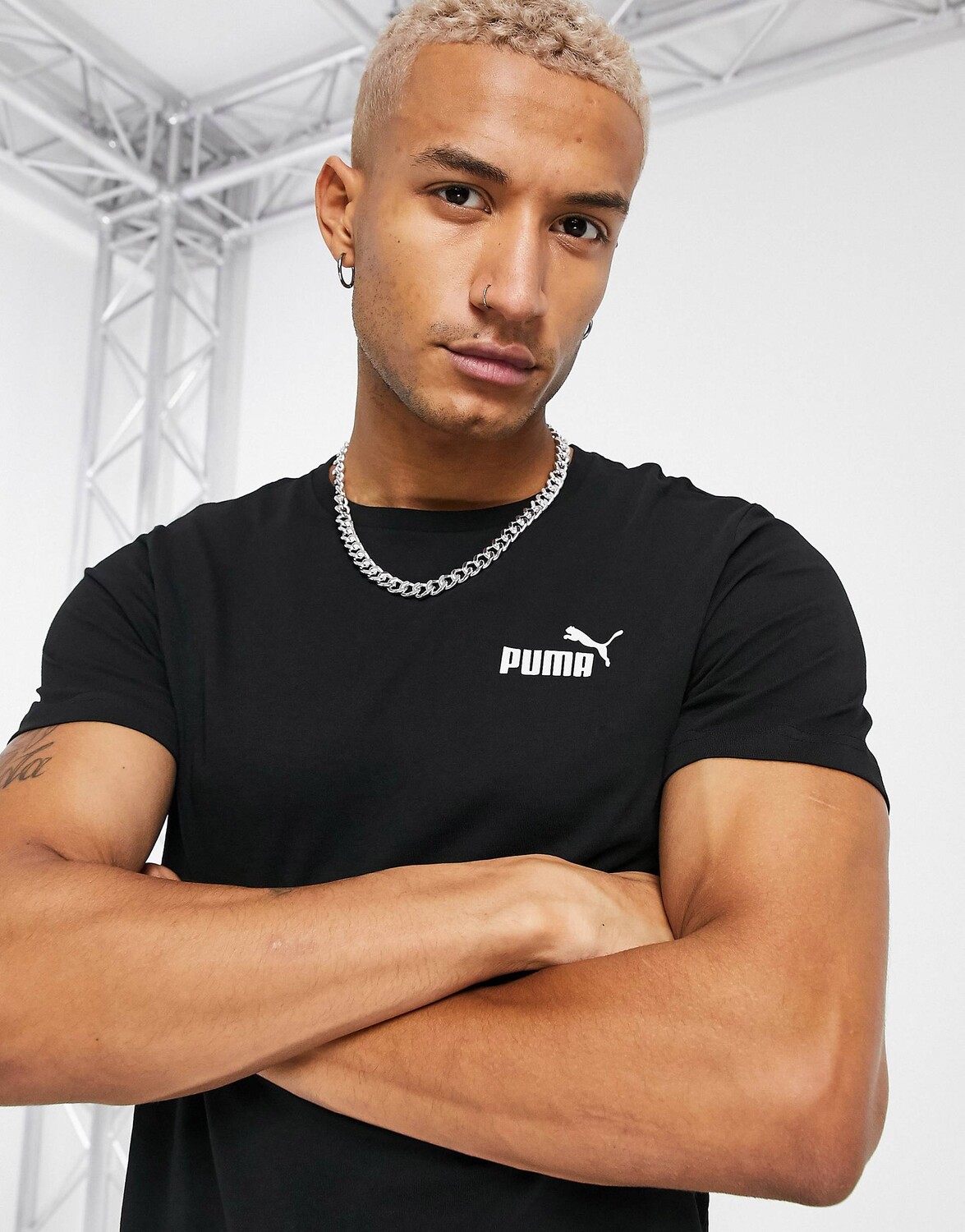 

Черная футболка с небольшим логотипом Puma Essentials