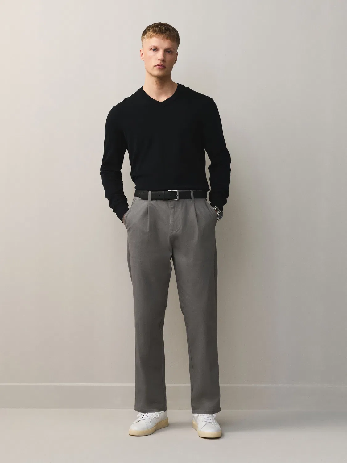 Чиносы Regular Tapered Fit, одноплечие Next, светло-серый — фото 4