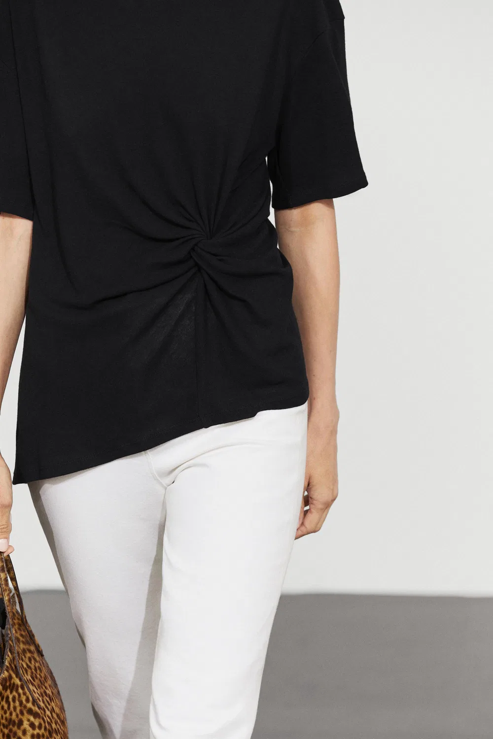 Футболка Massimo Dutti, асимметричная, с узлом, черный — фото 3