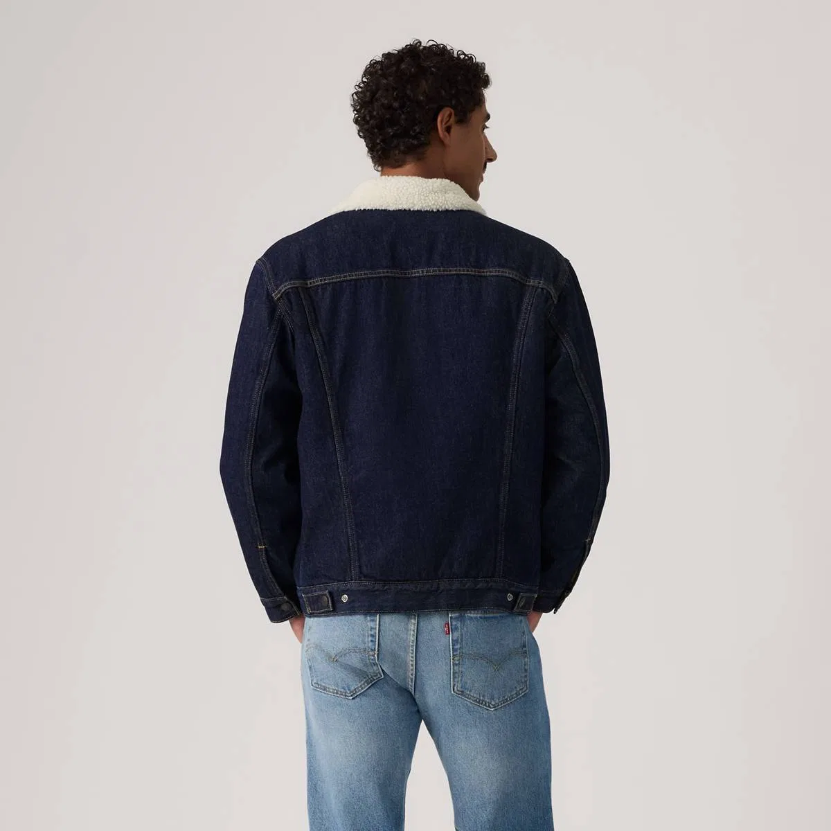 Свободная куртка-тракер из шерпы Levi's, Give It A Rinse Sherpa - Dark Wash — фото 4